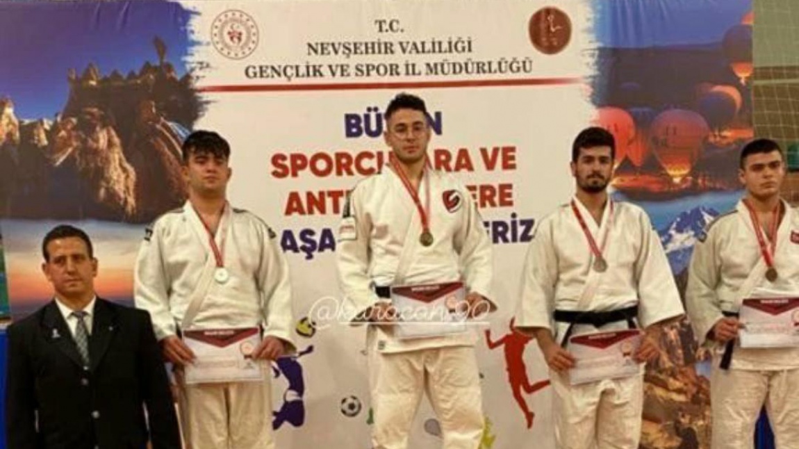 Dünya Okullar arası Judo şampiyonasında ülkemizi ve okulumuzu Fransa'da  temsil edecek 12-i sınıfı öğrencimiz Fırat Karacan'ı ve değerli ailesini tebrik ediyoruz.